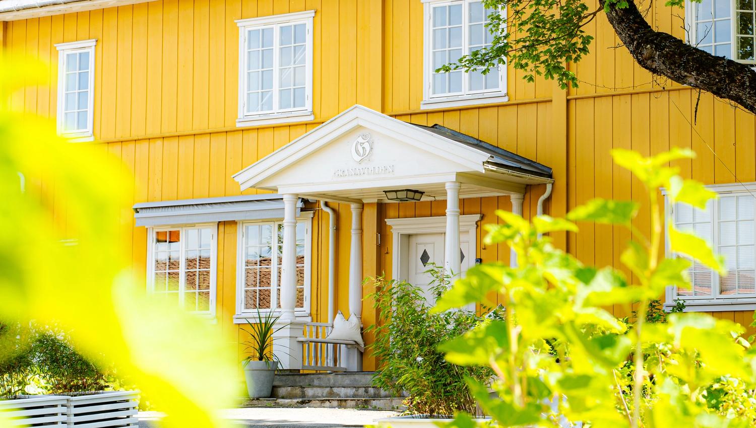 Granavolden Hotell & Gjæstgiveri. Trapp mot bakgård