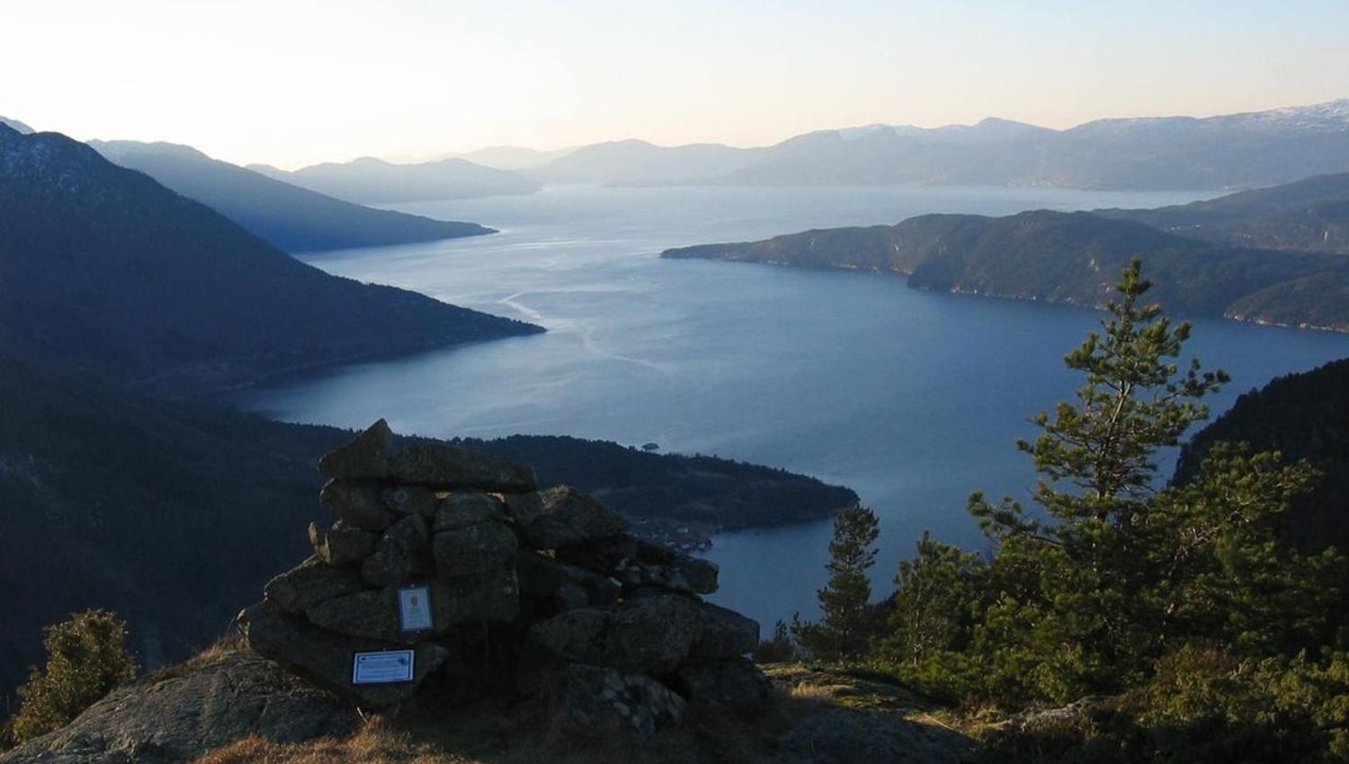 Utsikt over fjorden frå Gullbergnotten