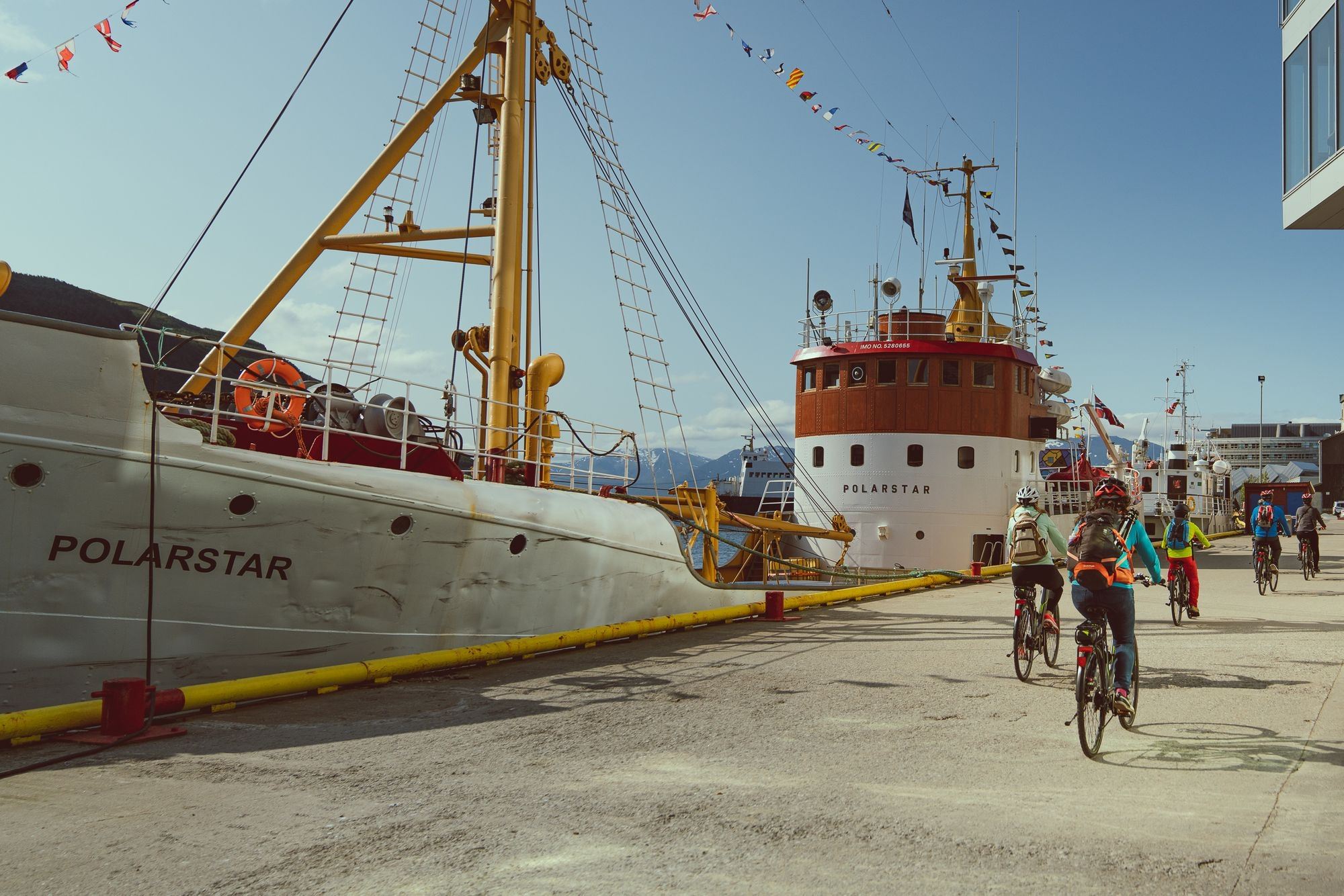 Sykler på en brygge i Tromsø