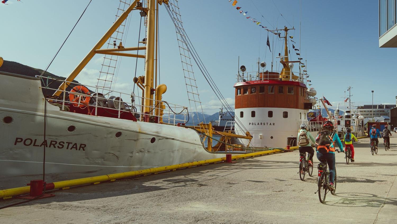 Sykler på en brygge i Tromsø