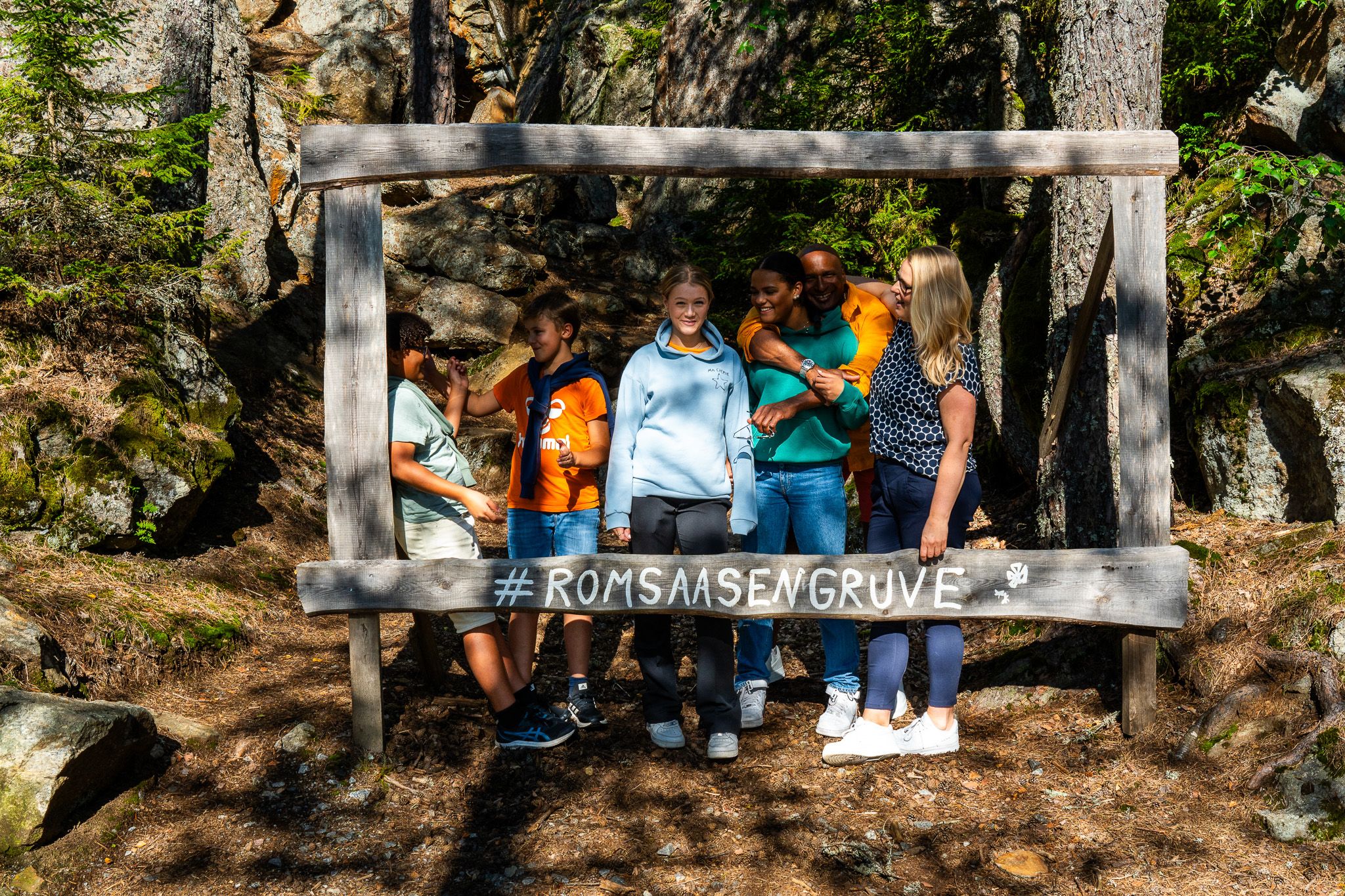 Children with a sign "Romåsen gruve"