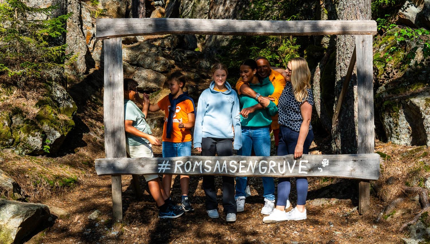 Children with a sign "Romåsen gruve"