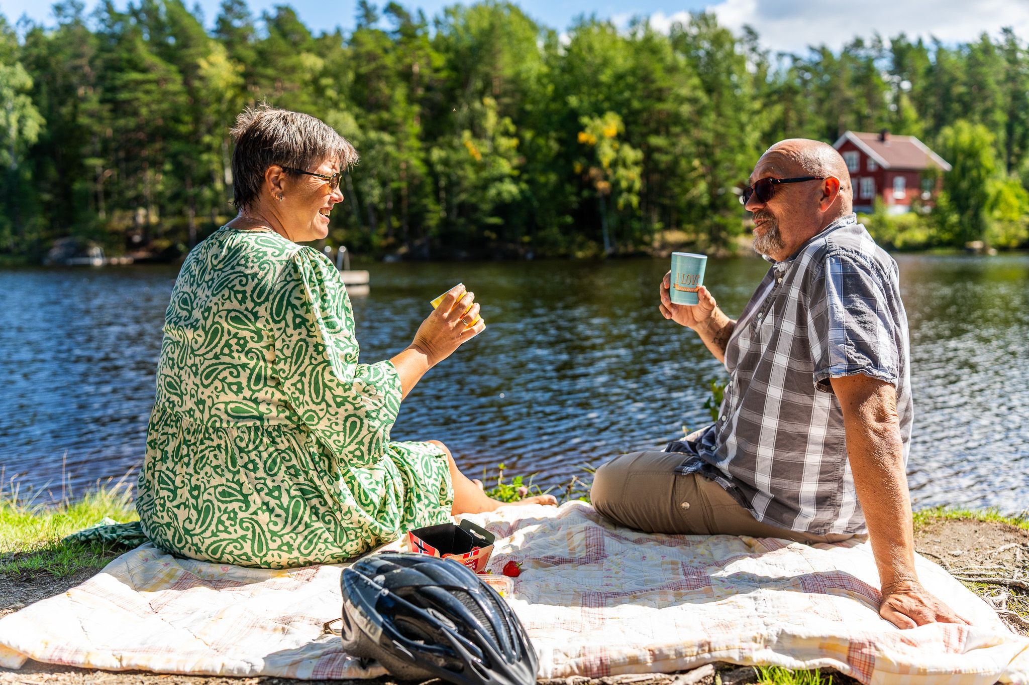 Eldre ektepar har picnic