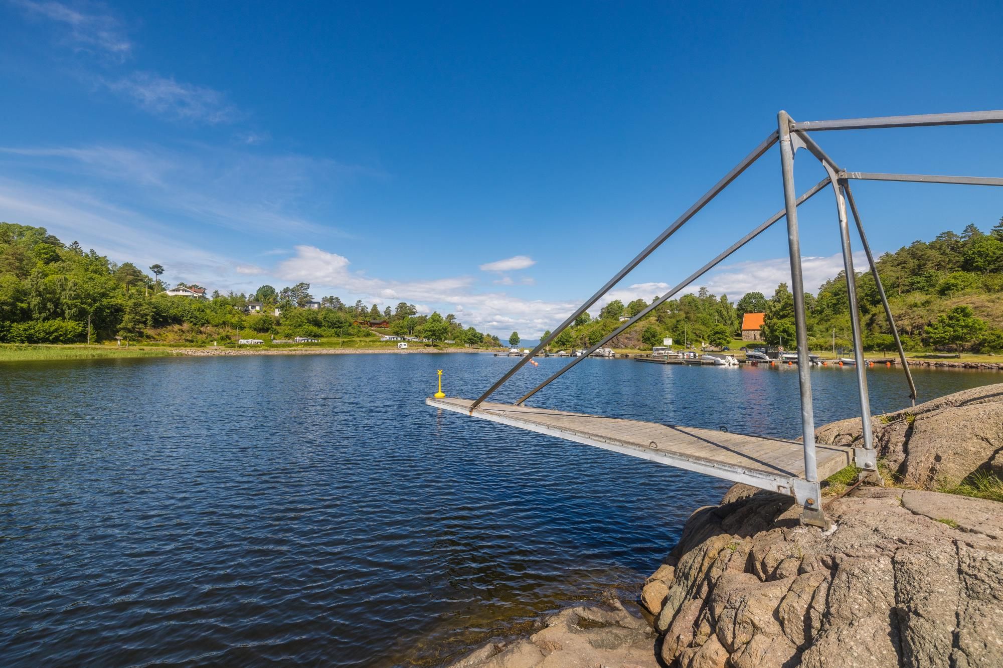 Swimming facilities with a diving board
