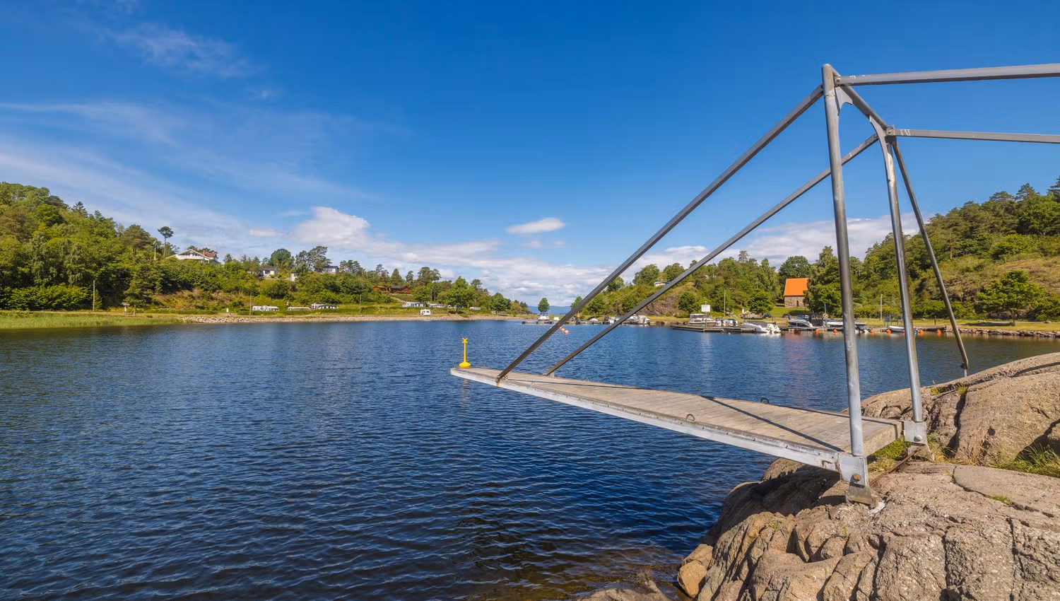 Swimming facilities with a diving board