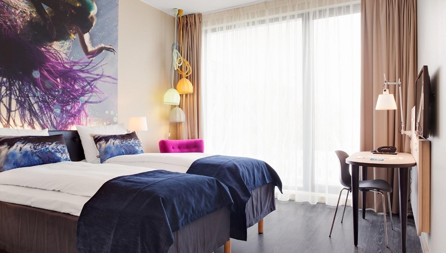 Double room with two beds and a desk