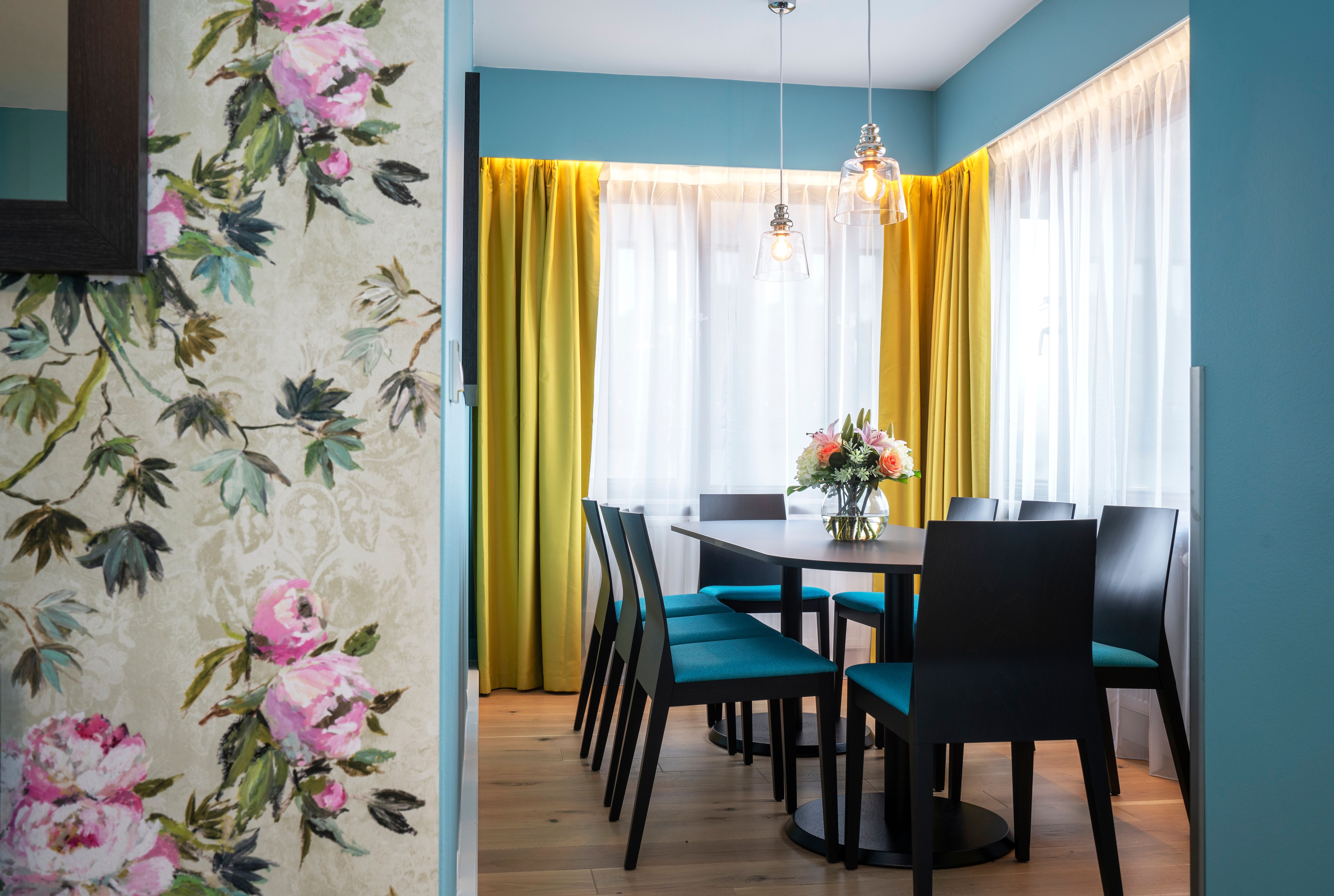 Small meeting room with table and chairs in front of a window. Thon Hotel Slottsparken, Oslo. Photo.