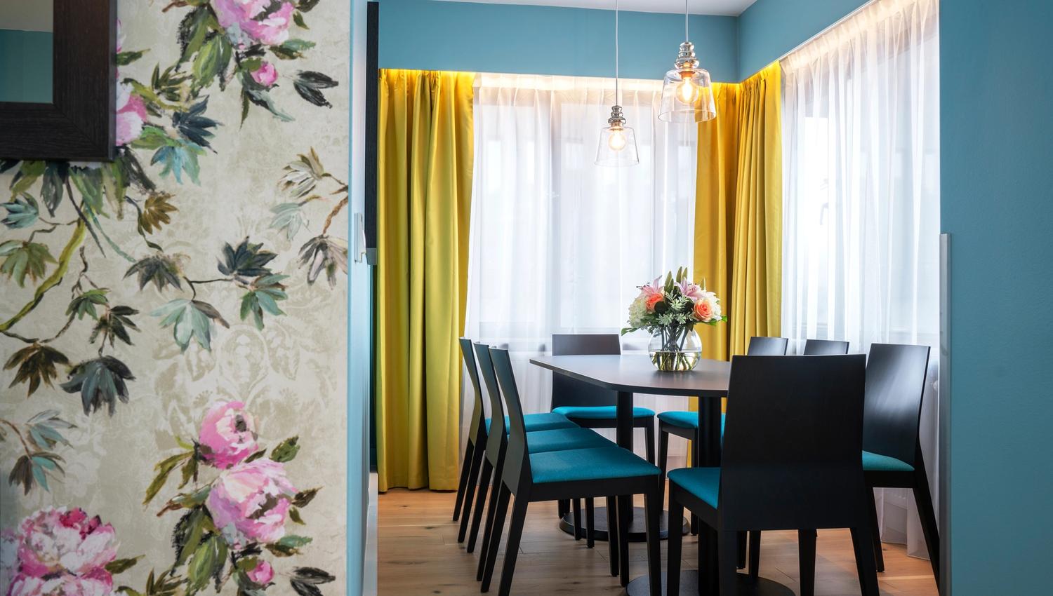 Small meeting room with table and chairs in front of a window. Thon Hotel Slottsparken, Oslo. Photo.