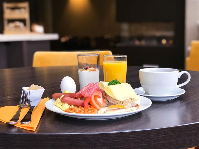 tallerken med forskjellig frokostmat