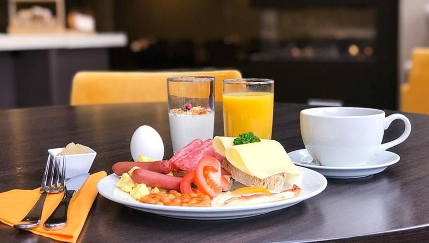 tallerken med forskjellig frokostmat