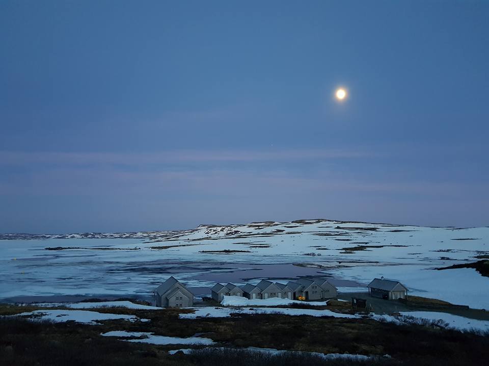 Halne Fjellstugu harbour area under the full moon.