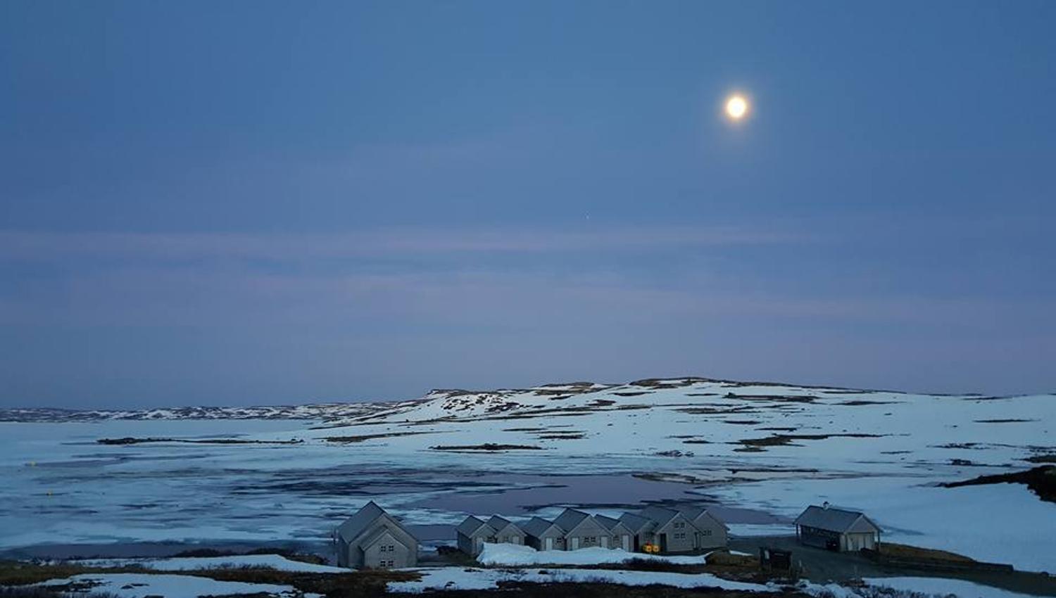 Halne Fjellstugu harbour area under the full moon.