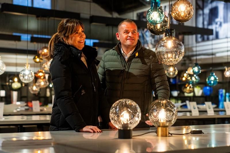 Mann og dame som ser på kystallkuler