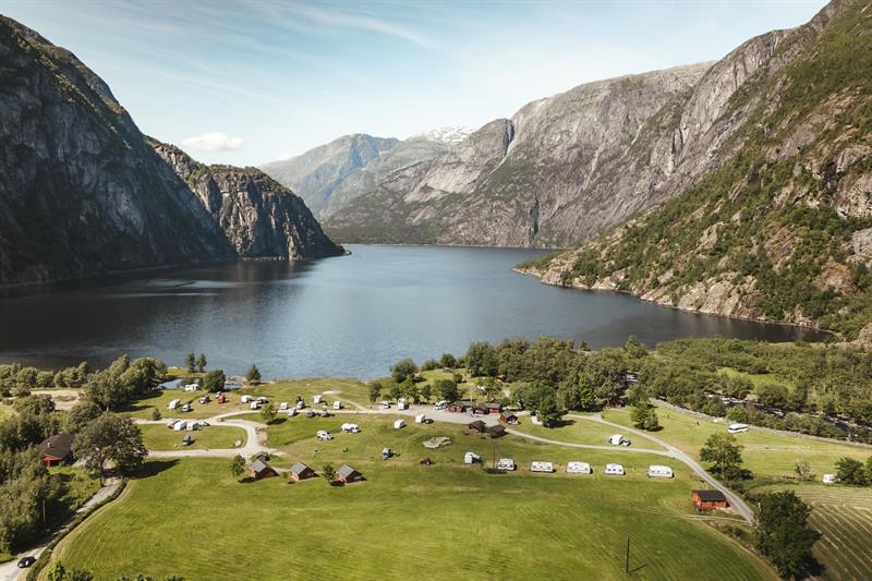 Ein Drohnenfoto des Campingplatzes mit dem Eidfjord-See im Hintergrund.