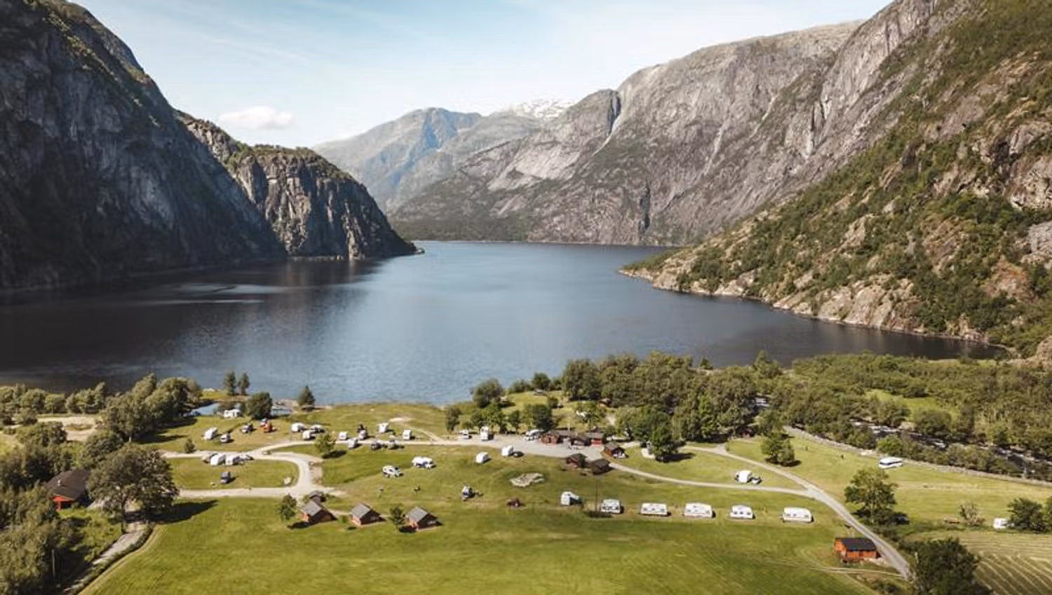 Ein Drohnenfoto des Campingplatzes mit dem Eidfjord-See im Hintergrund.