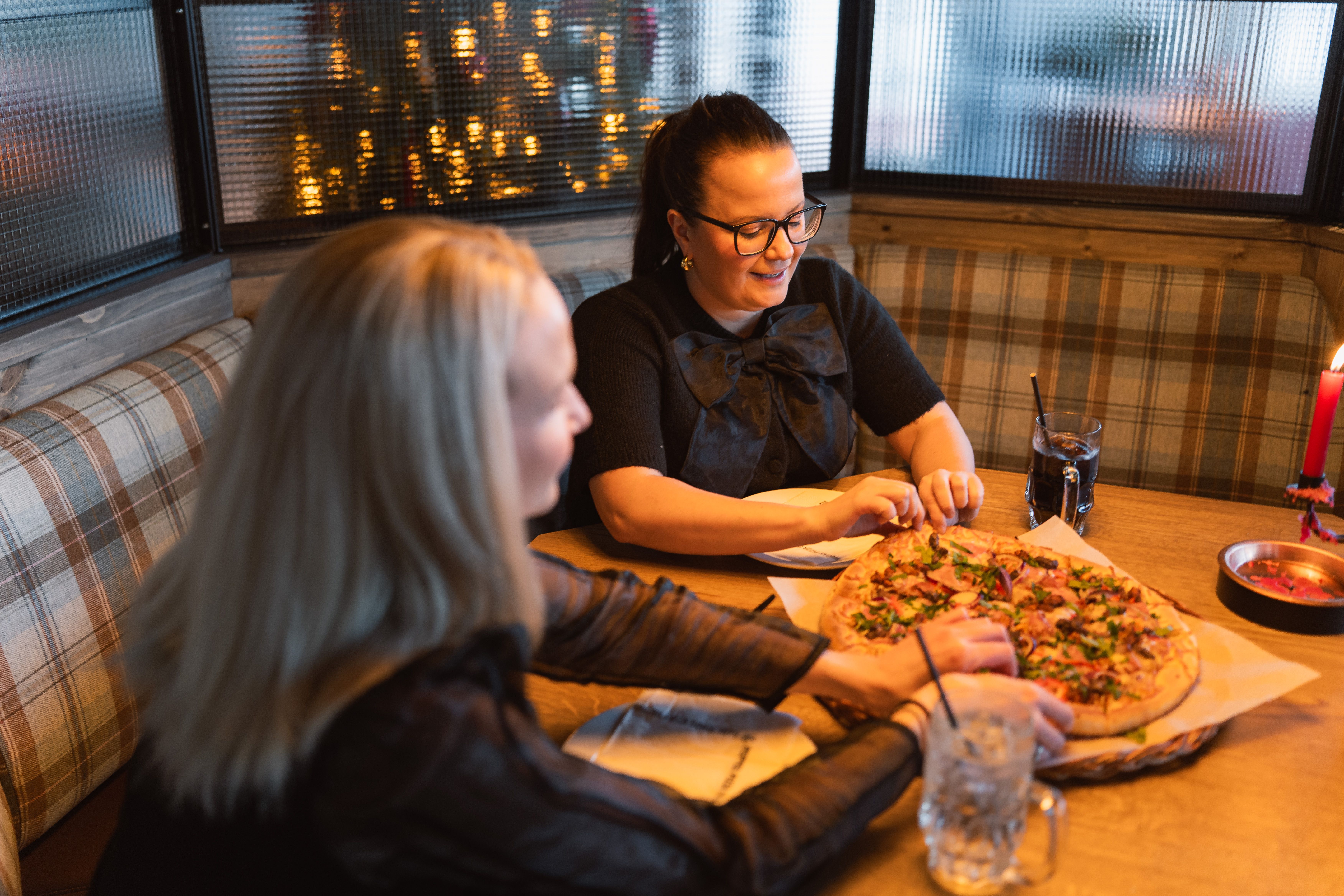 Peppes Pizza på Gjøvik. 2 jenter deler en pizza.