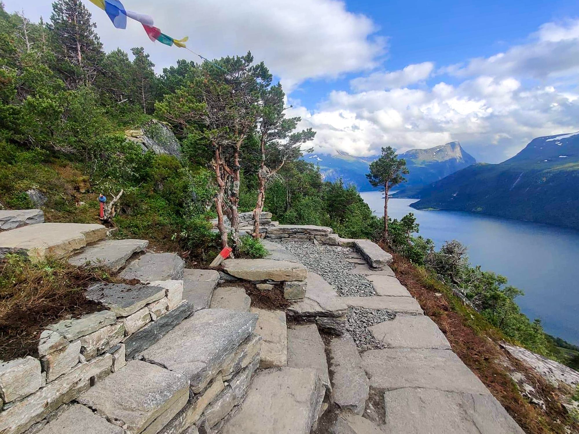 You will find several rest areas on the way up to Prestaksla.
