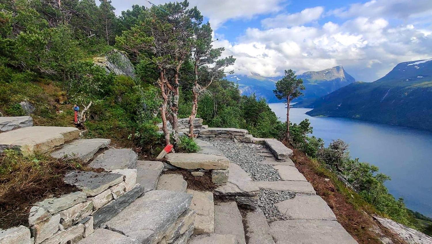 You will find several rest areas on the way up to Prestaksla.