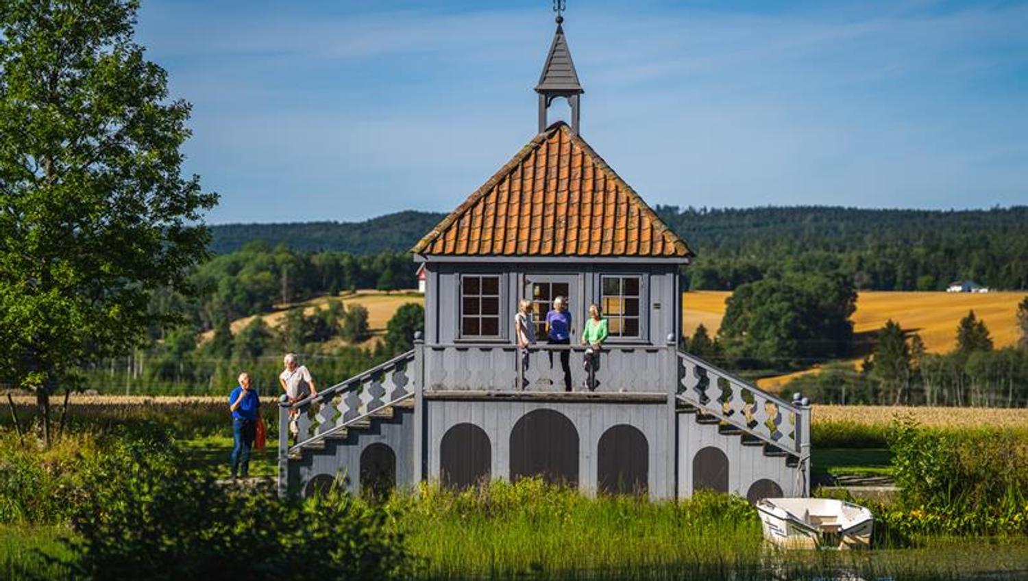 Personer står på terrassen
