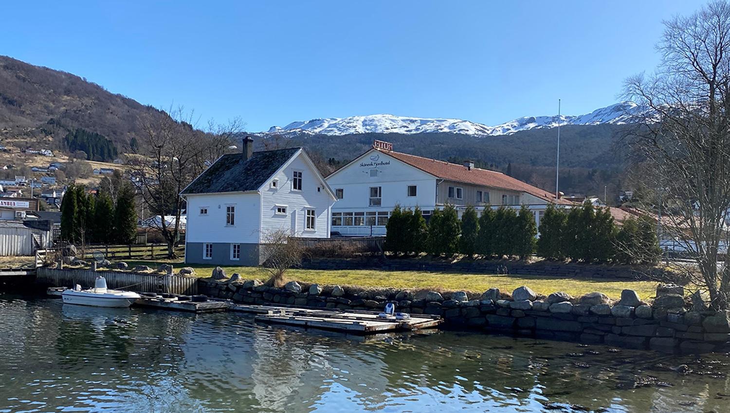 Skånevik Fjordhotell ligg ved fjorden i Skånevik