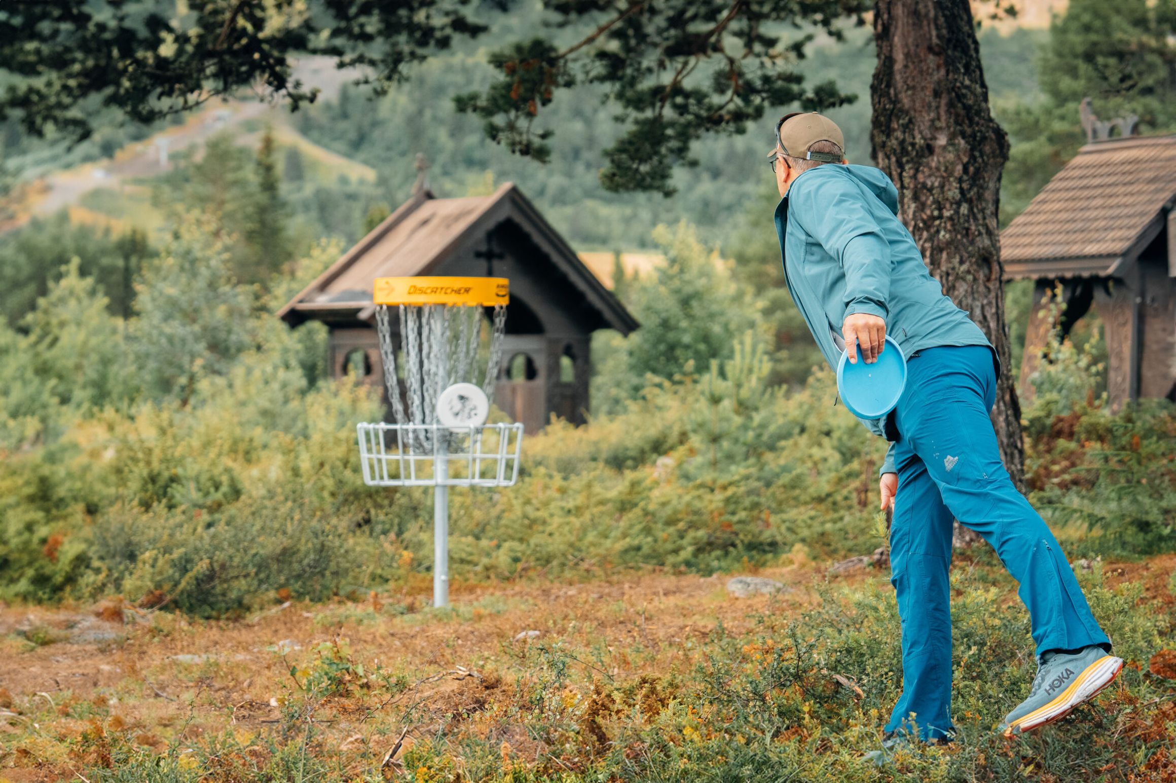 En mann kaster frisbee, Oset Fjellshotell, Golsfjellet, Norge