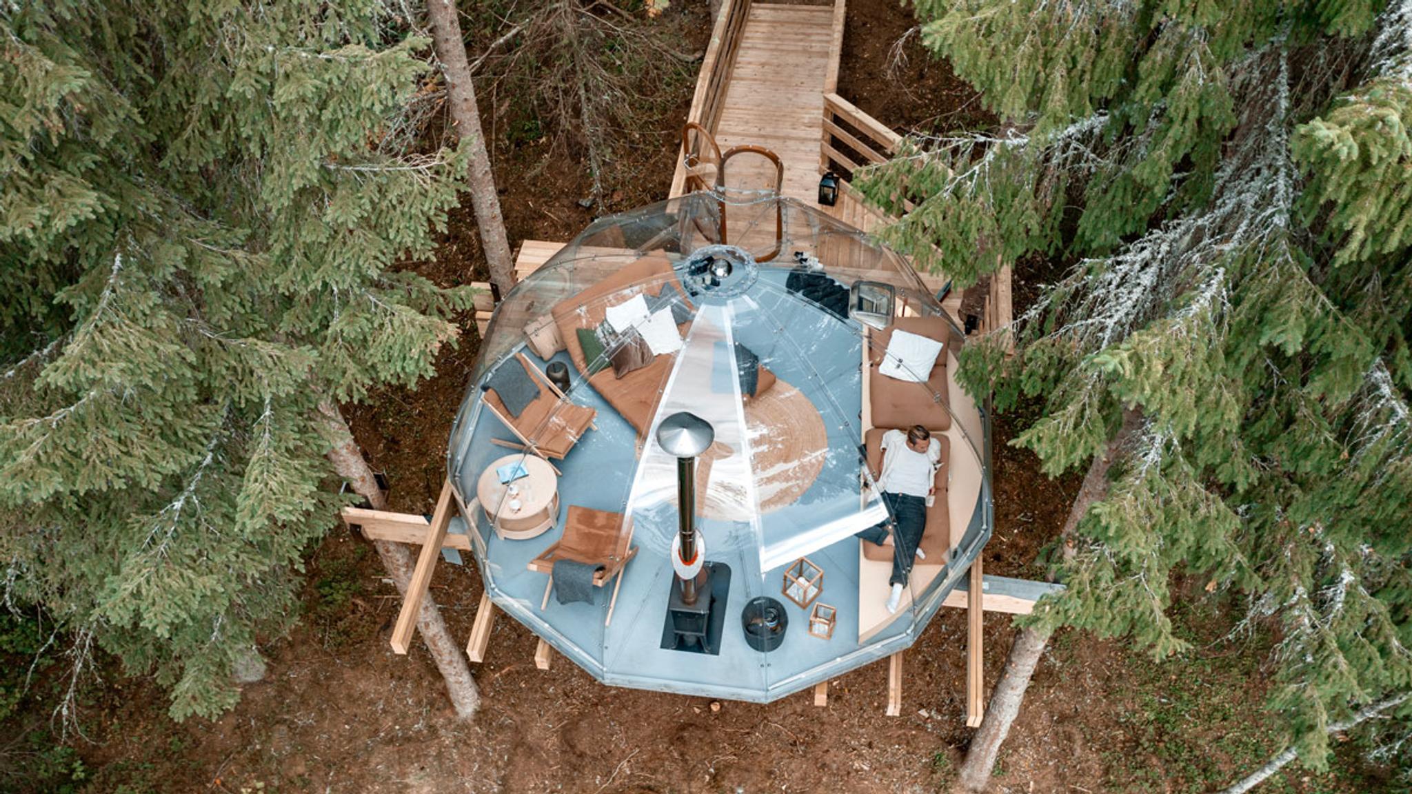 Tree-top igloo by the Lårdalselva River in Dalen