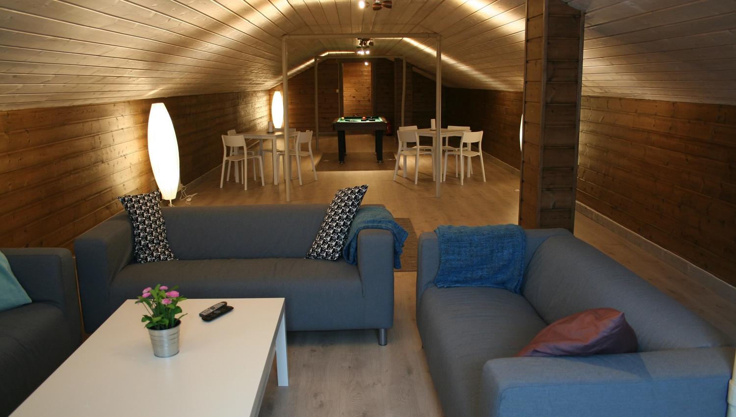 Lounge area at Kvamseter Lodge featuring comfortable sofas and space for relaxation.