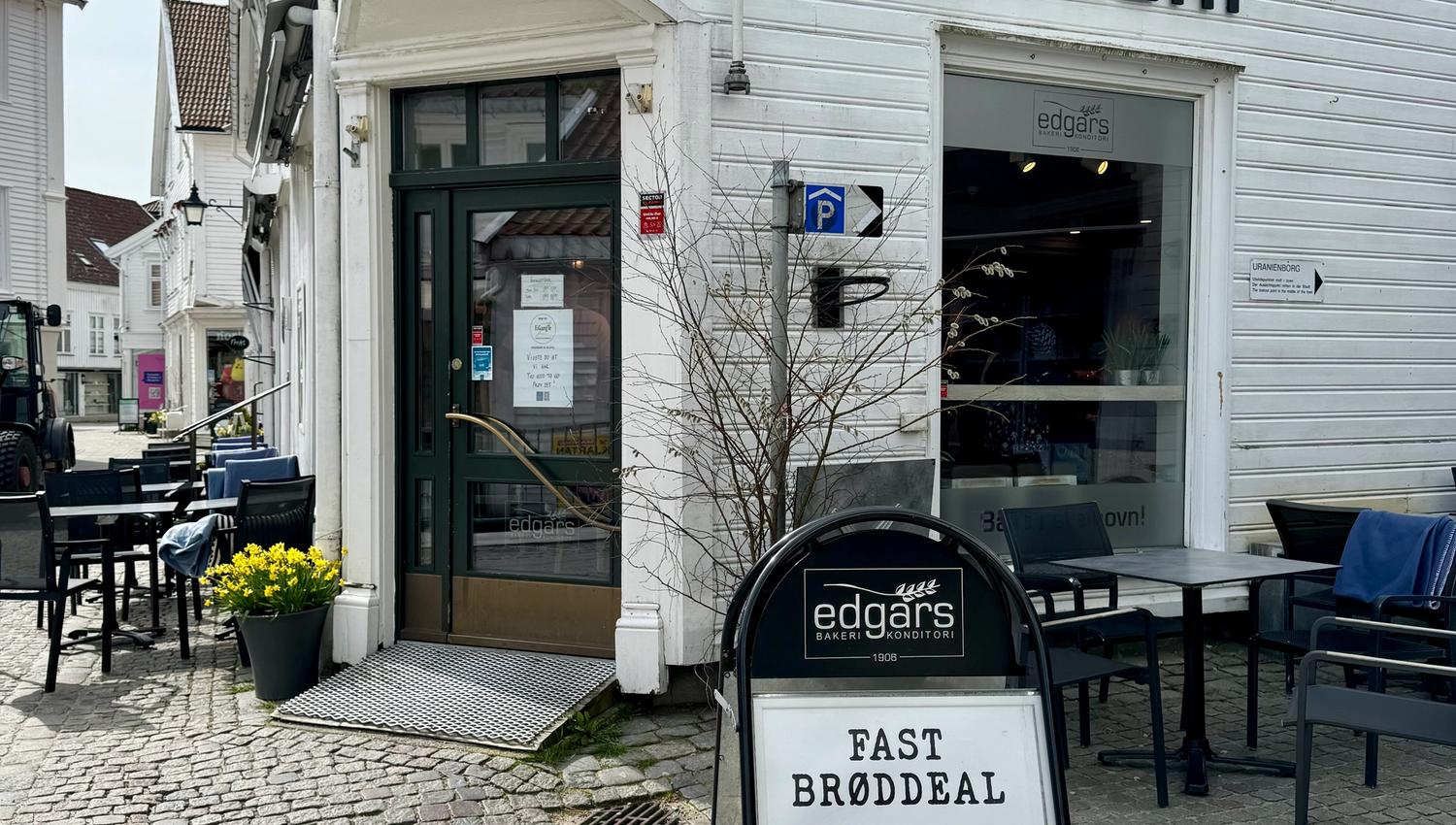 Facade of Edgars Bakery in the pedestrian street in Mandal. Large black letters spelling "BAKERI" on the wall.