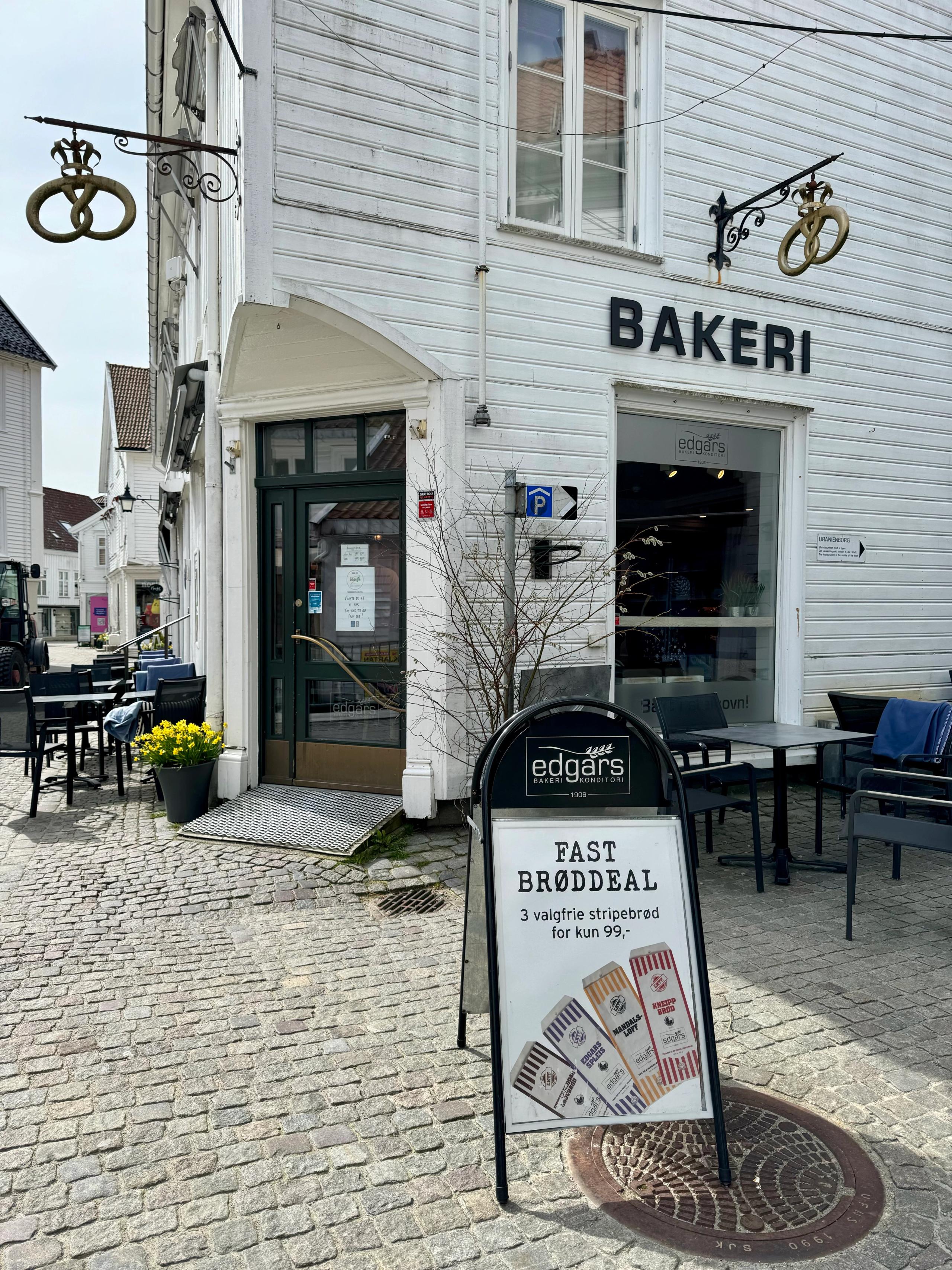 Facade of Edgars Bakery in the pedestrian street in Mandal. Large black letters spelling "BAKERI" on the wall.