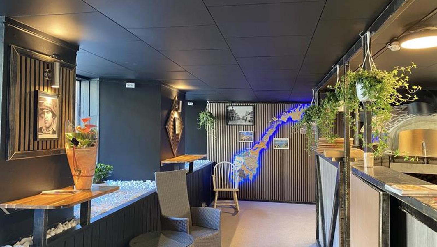 Bildet viser en nyoppusset liten restuarant i moderne italiensk stil
