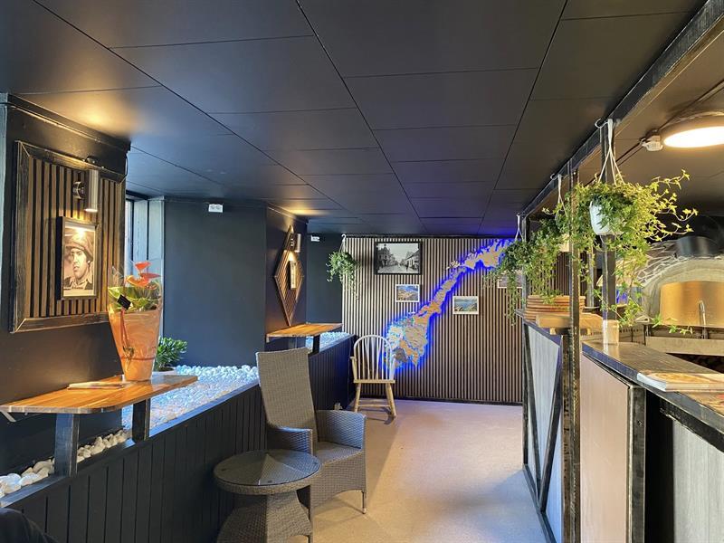 Bildet viser en nyoppusset liten restuarant i moderne italiensk stil