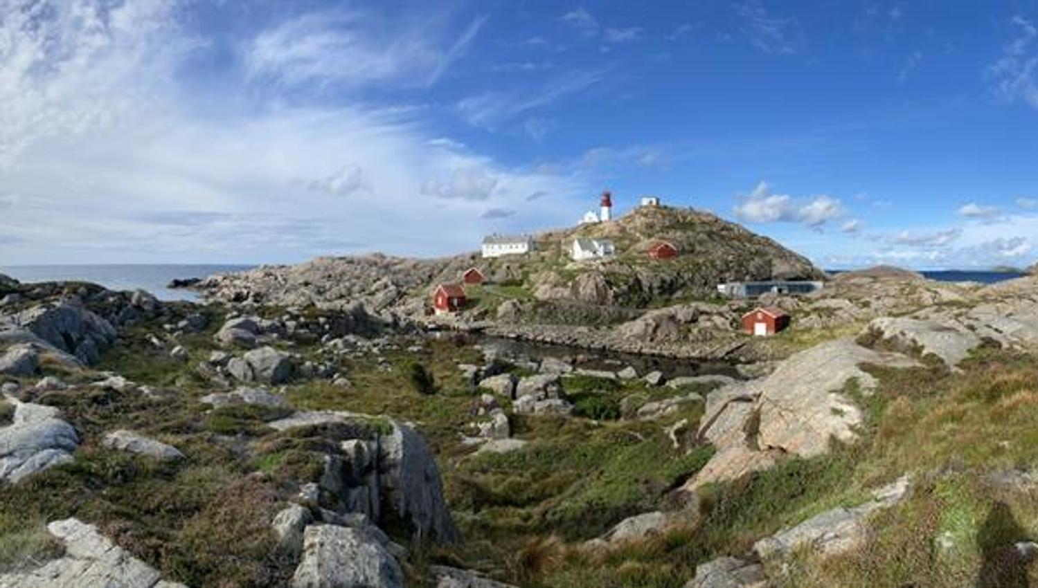 Blick vom Bergpfad in Richtung Leuchtturm Lindesnes