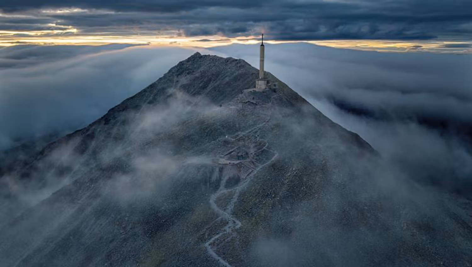 toppen av Gaustatoppen i tåkevær