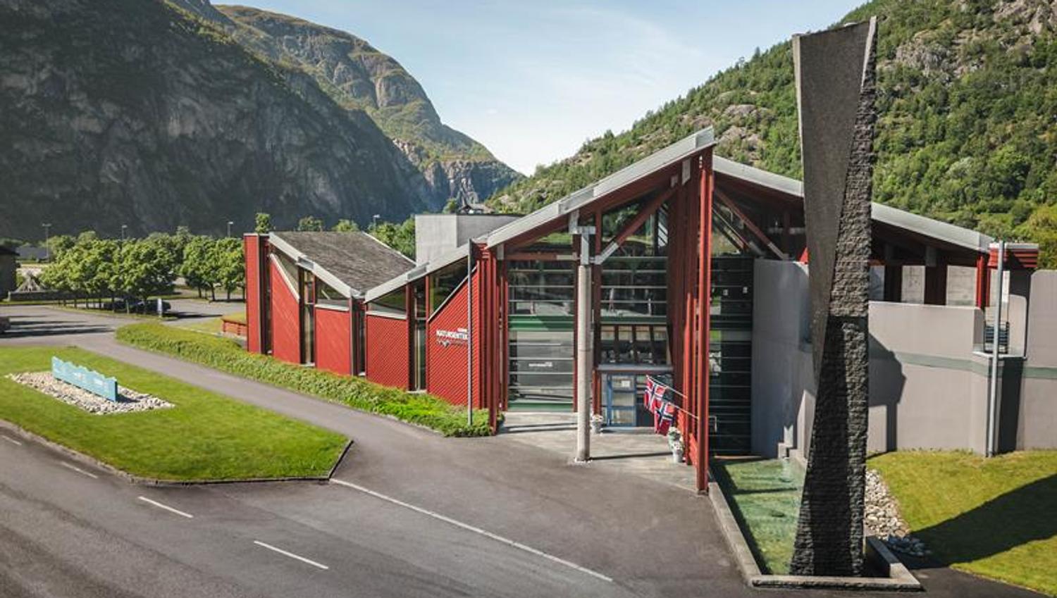 Inngangspartiet til Norsk Natursenter på en solskinnsdag.