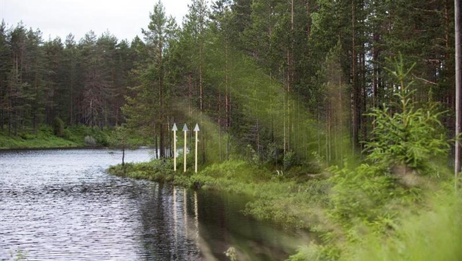 Hillestad ligger i nærheten av elv og skogsvann