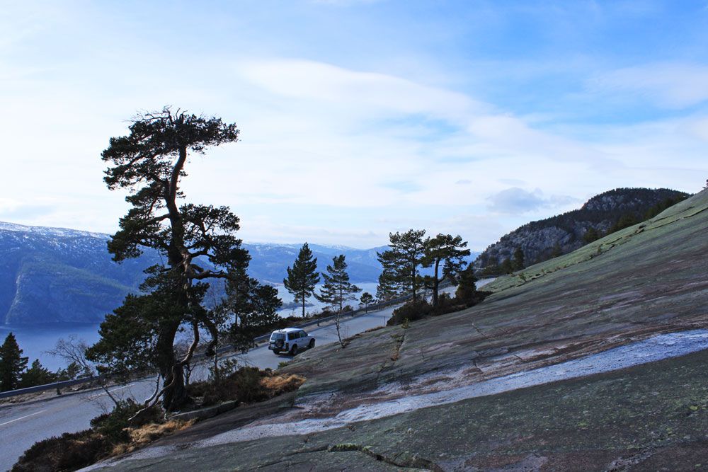 the road at Våmur in Fyresdal
