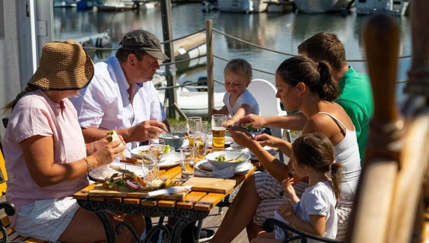 Familie spiser på Viken II i Enjua Strandpark