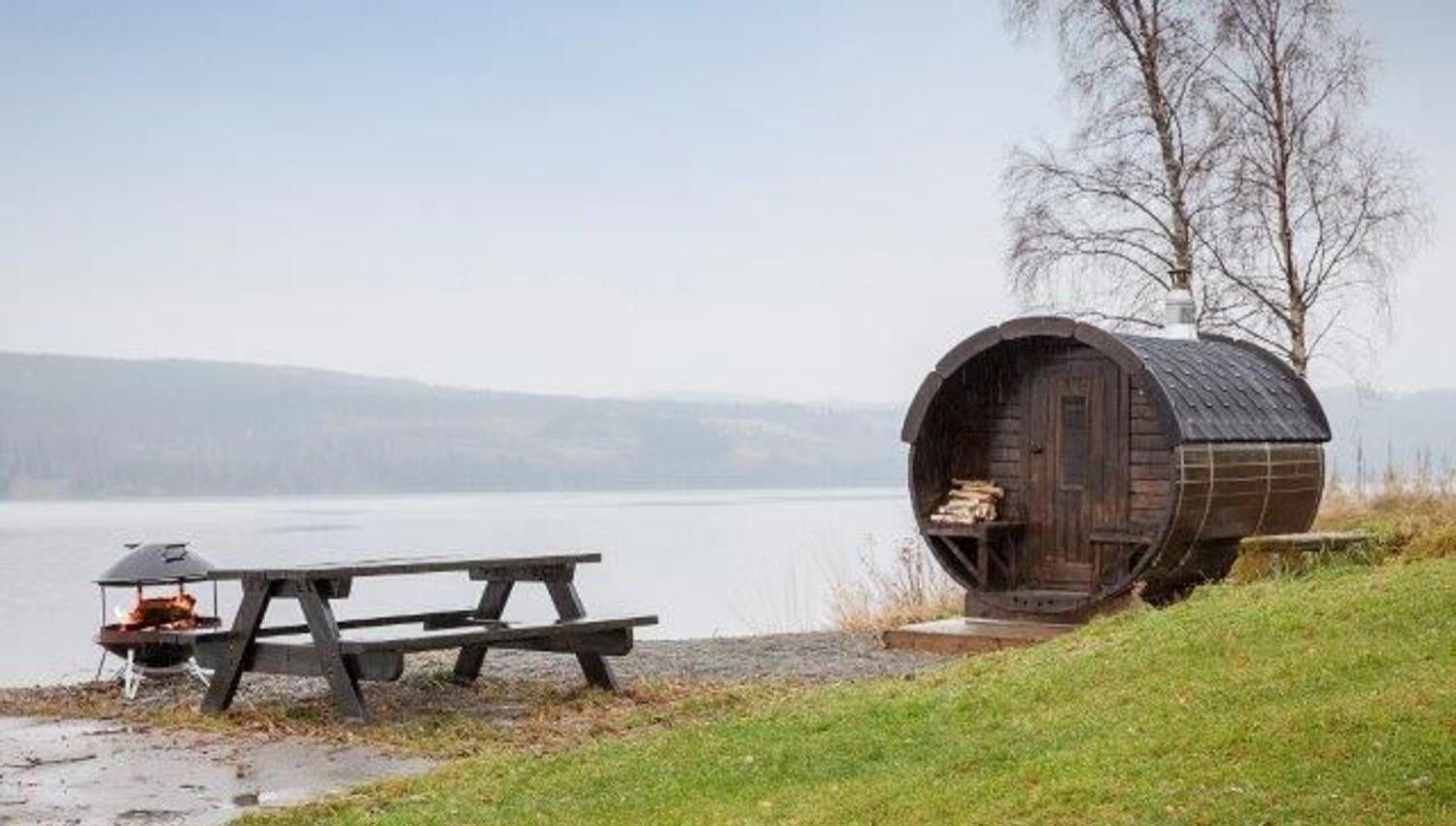 Barrel sauna with a view to the lake
