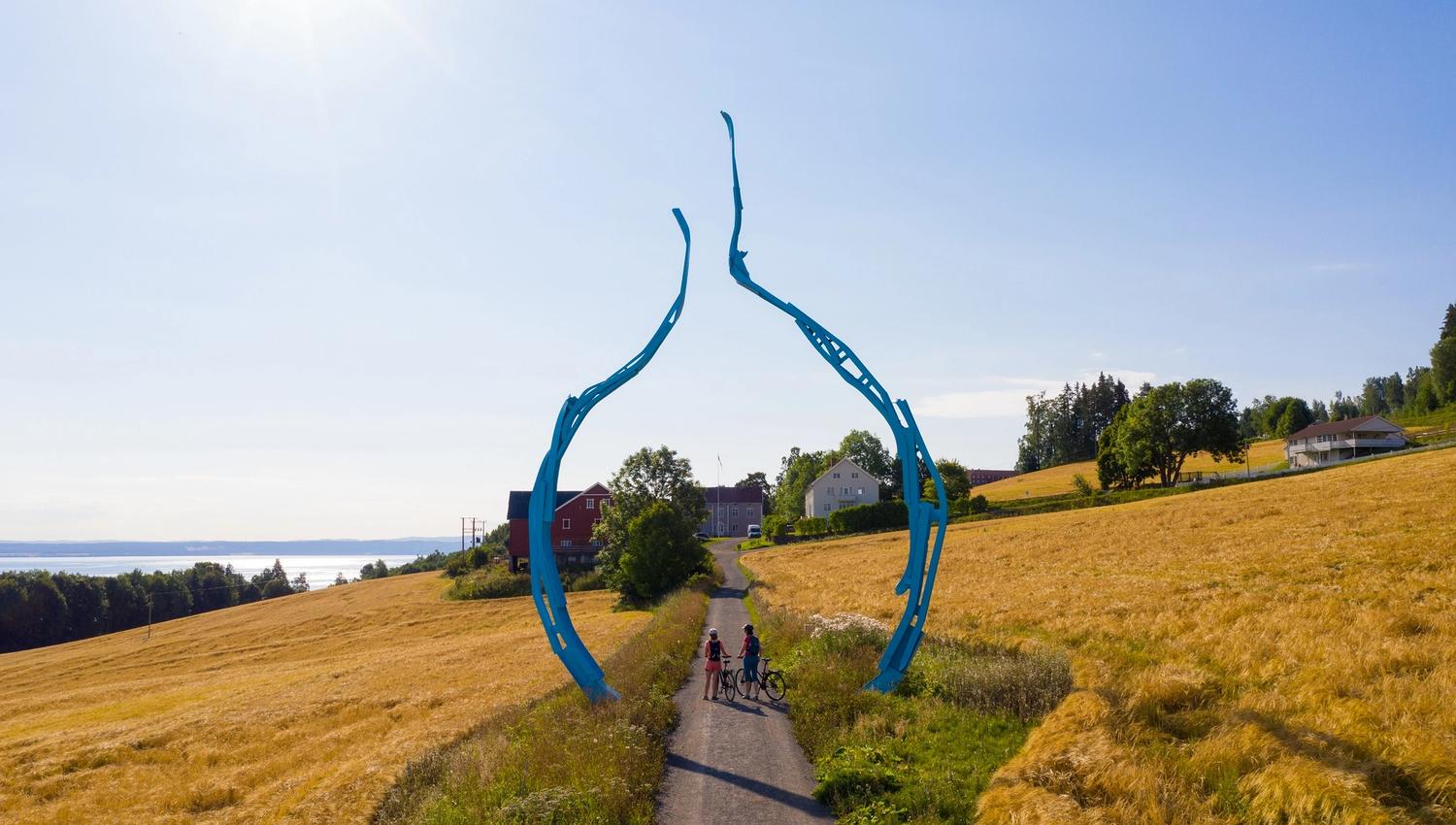 Mjøstråkk, sykkeltur rundt Mjøsa, Peder Balke-Senteret, Kapp, skulpturstopp, Allium av Sverre Wyller, Innlandet