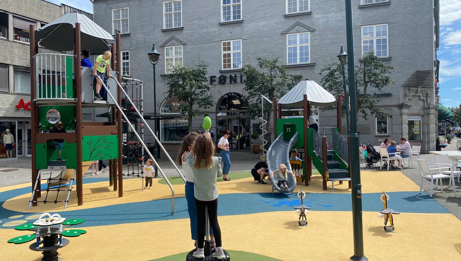 Lekeplass på torvet i Hønefoss