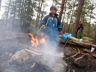 et barn som griller