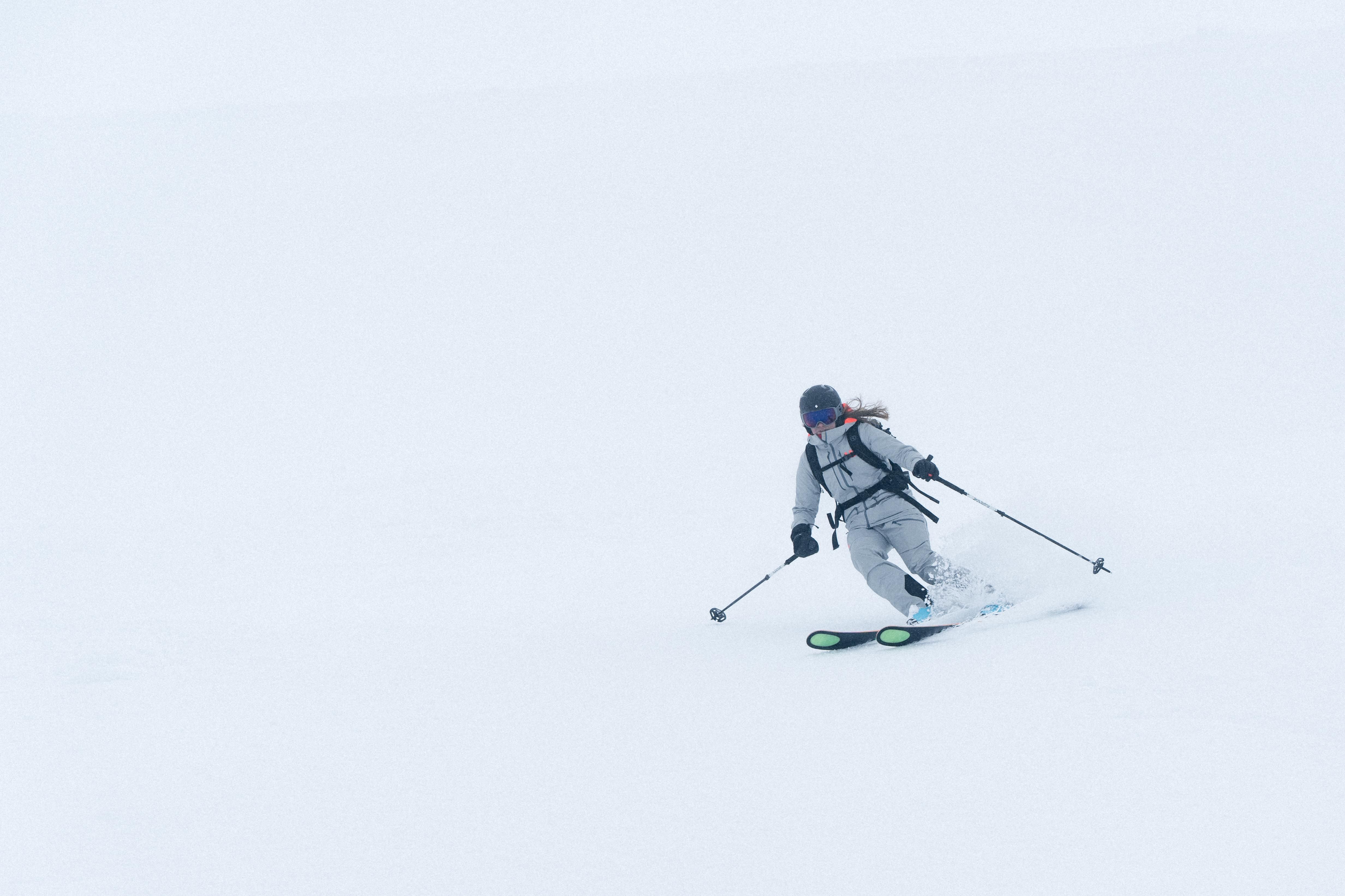 A woman on skiis skiing down a slope. 