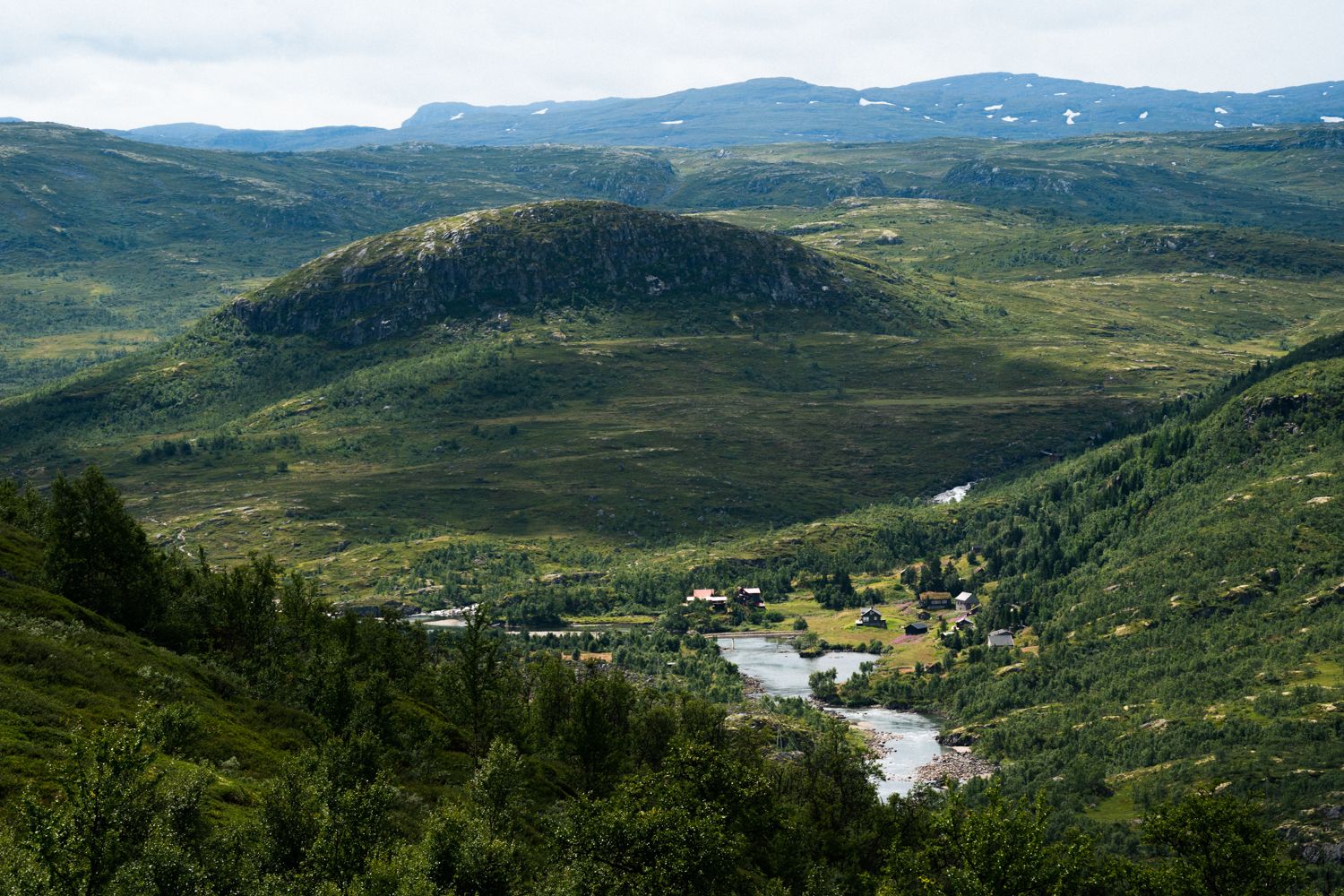 Blick vom Gipfel eines Berges hinunter nach Vivelid.