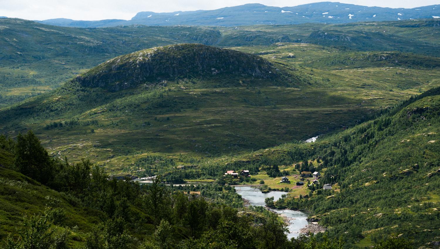Blick vom Gipfel eines Berges hinunter nach Vivelid.