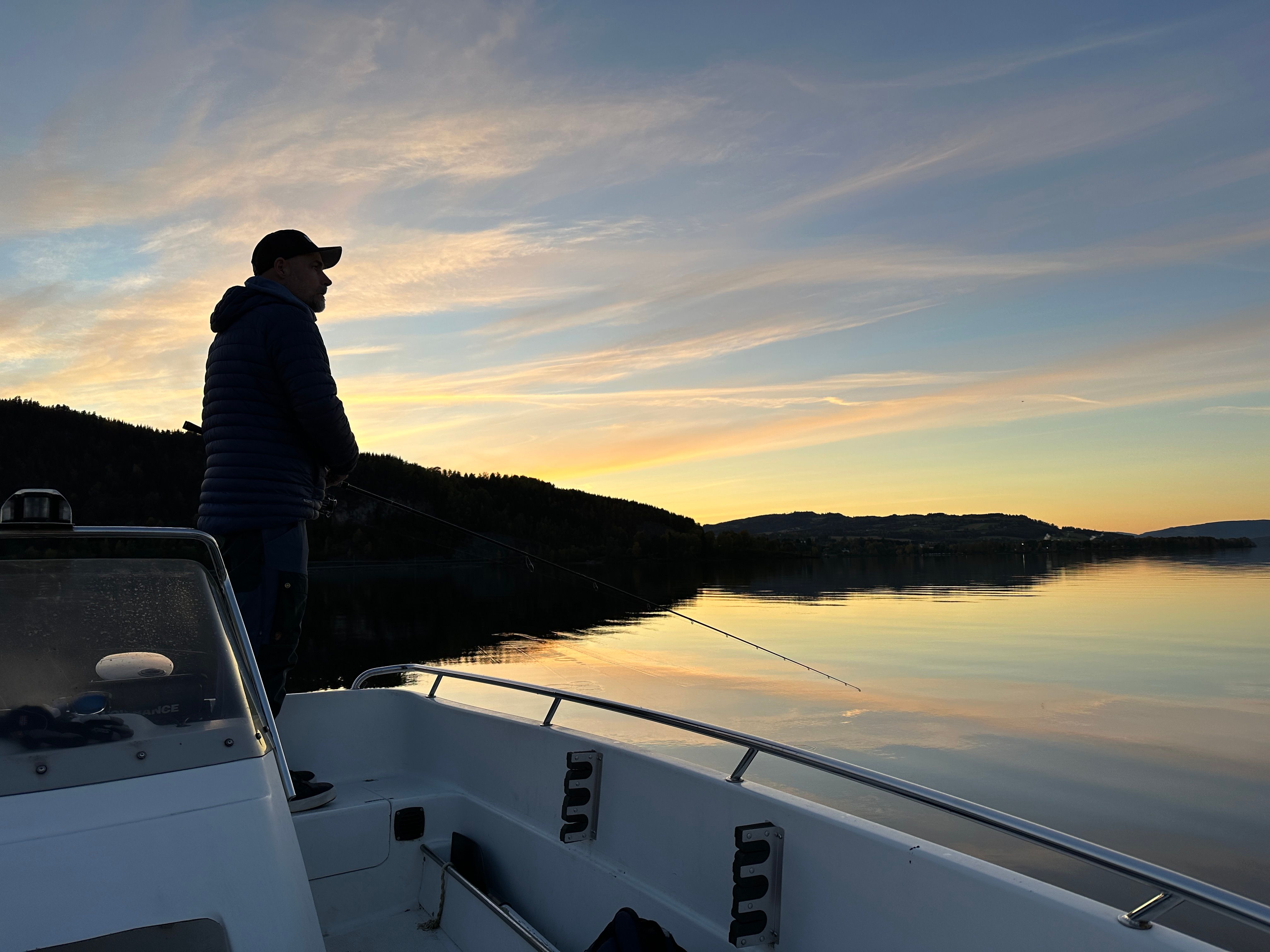 Go fishing_Fiske fra båt i solnedgang