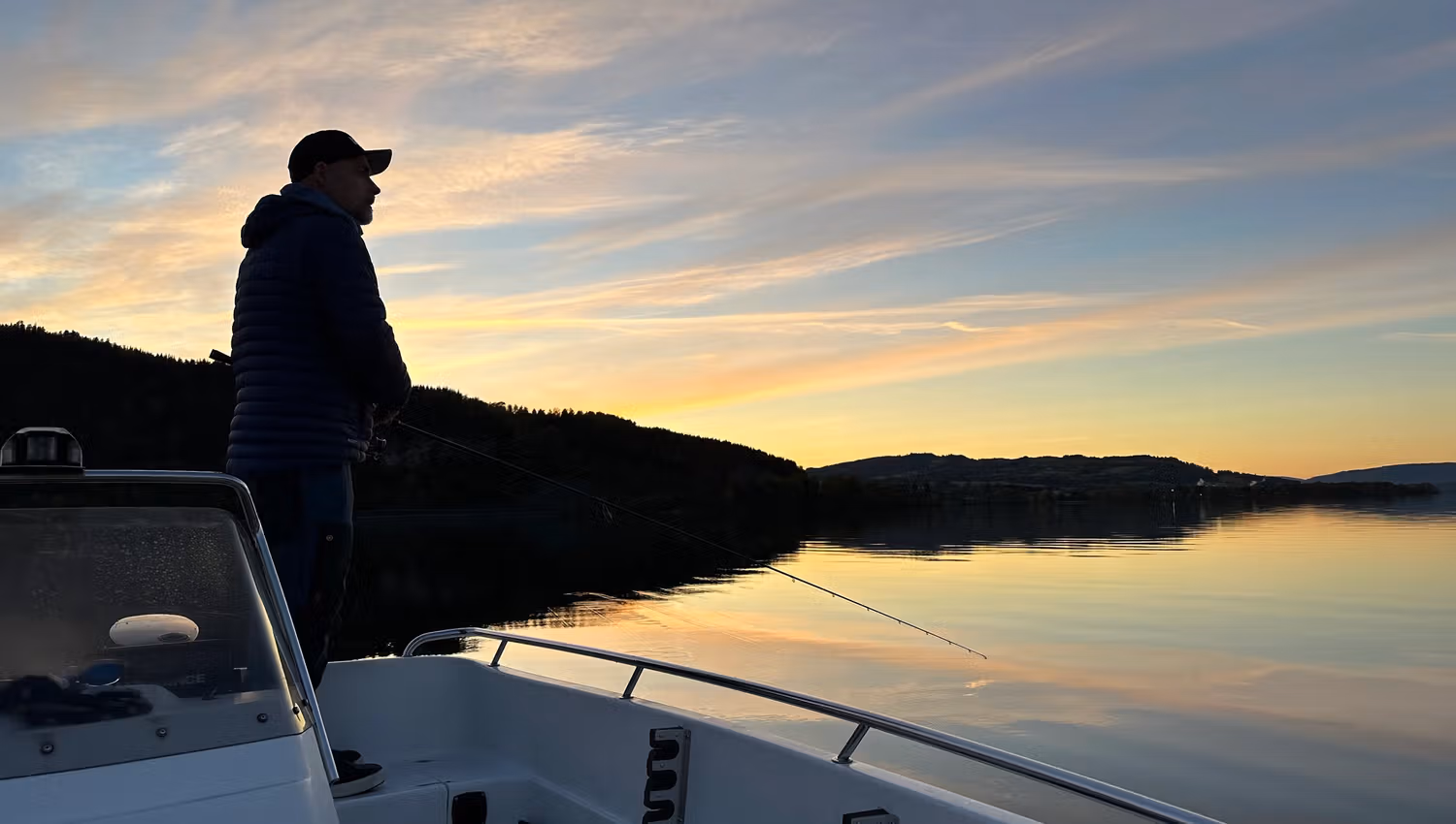 Go fishing_Fiske fra båt i solnedgang
