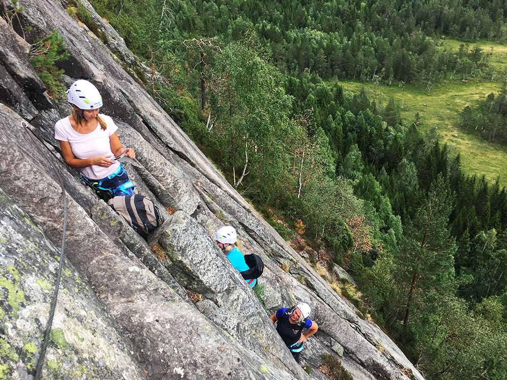 gruppe klatrer i Via Ferrata på Gautefall