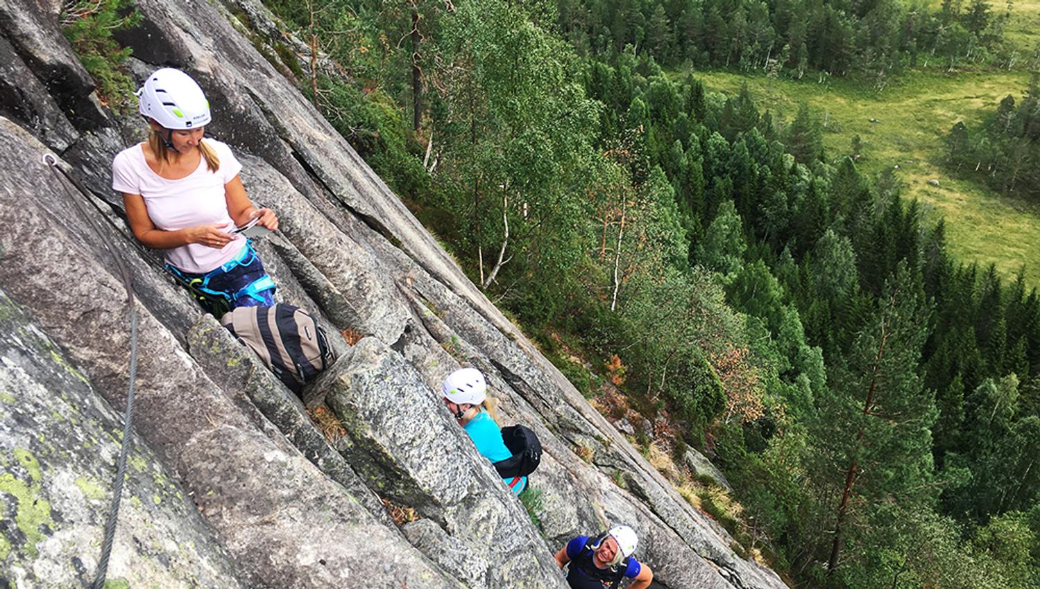 gruppe klatrer i Via Ferrata på Gautefall