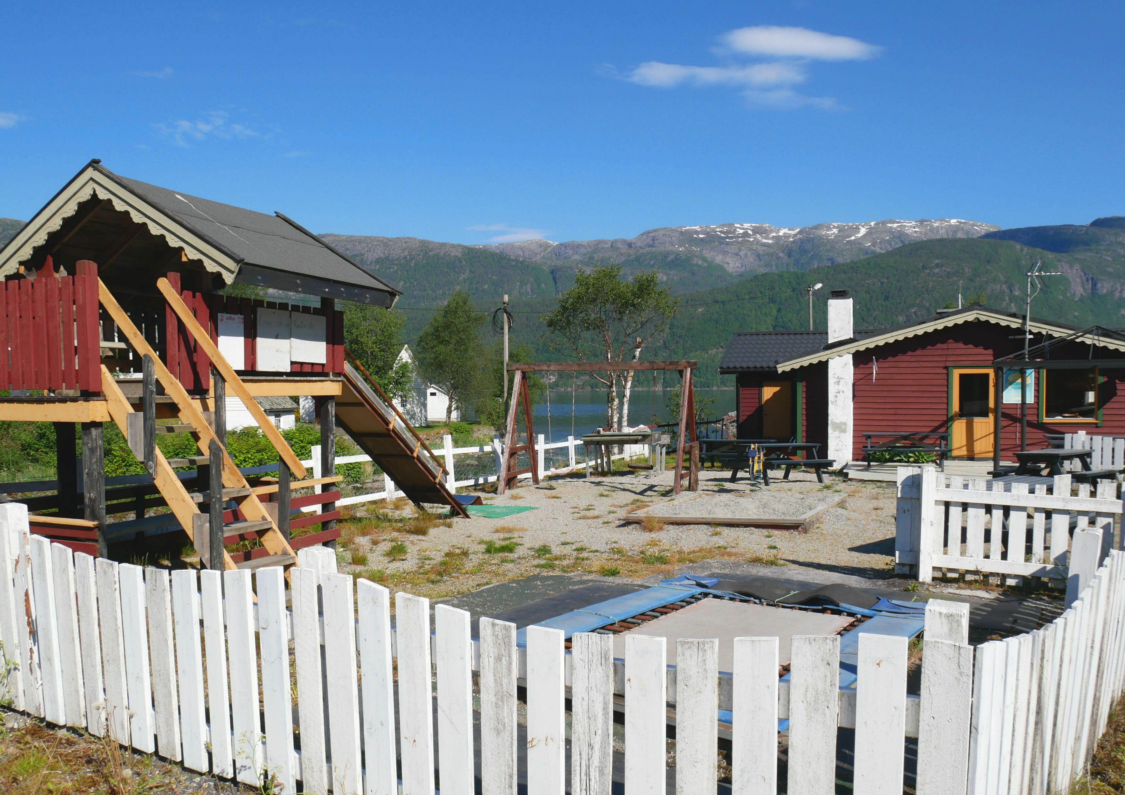 Leikeplass ved fjorden med fjellutsikt og familievenleg campingmiljø i Hardanger.
