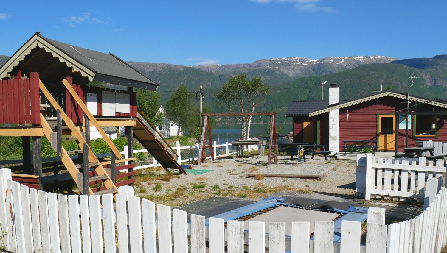 Leikeplass ved fjorden med fjellutsikt og familievenleg campingmiljø i Hardanger.